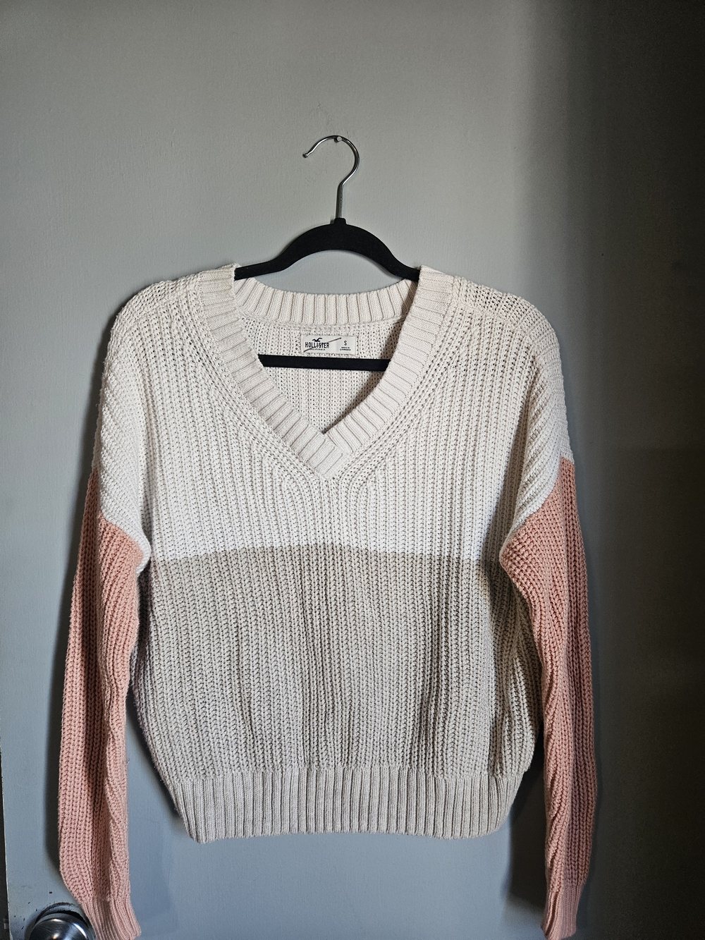 HOLLISTER colorblock V-Neck Sweater - Cream, Beige & Blush Pink